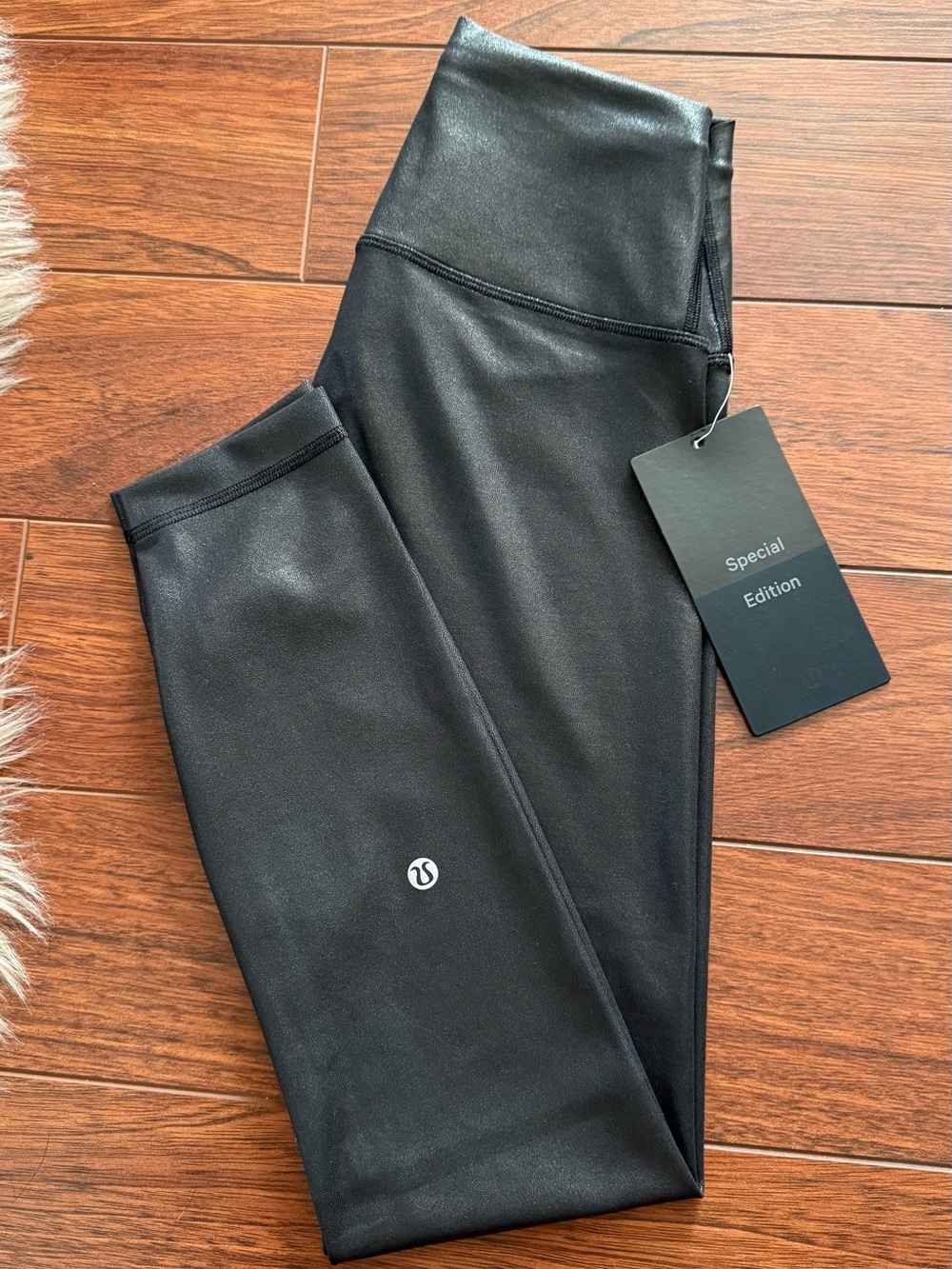 Lululemon Wunder Train HR Tight 25" foil in black, special edition
Size 6